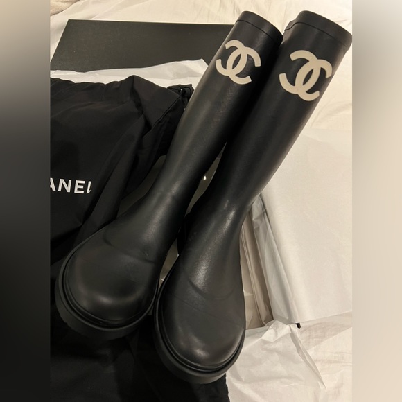 CHANEL Rain Boots, Size 40 - Picture 5 of 8